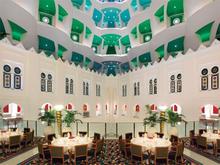 Phòng lớn nằm cạnh sảnh chính này cũng mang phong cách Hồi giáo.