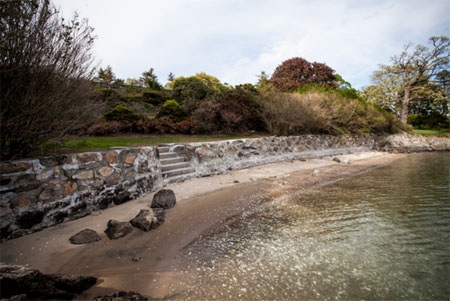 Khu vườn của tòa biệt thự nằm ngay bên bờ biển.