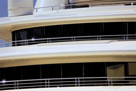 Du thuyền của tỷ phú Abramovich có hai sân đậu trực thăng.