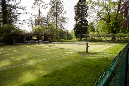 Sân tennis trong không gian xanh của biệt thự.