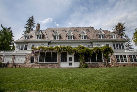 Sân tennis trong không gian xanh của biệt thự.