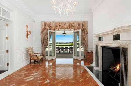 Cánh cửa này mở ra một hướng nhìn đẹp về phía sân sau của căn nhà.