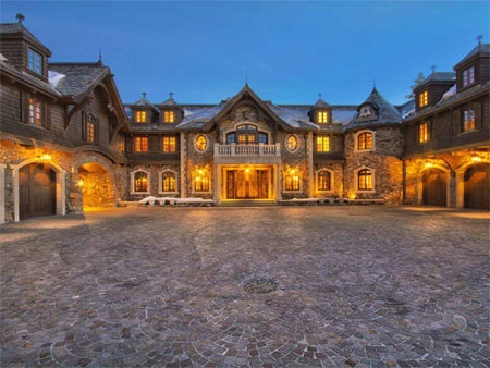 Vẻ lộng lẫy “khó cưỡng” của dinh thự ven hồ giá 1.605 tỷ đồng