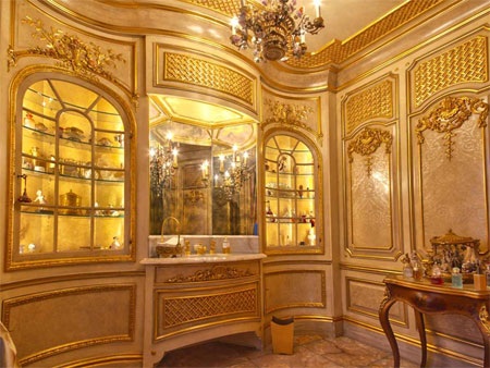 Phòng giải trí của quý ông có thiết kế mang âm hưởng của khách sạn nổi tiếng St. Regis ở New York.