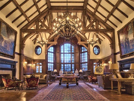 Phòng ăn hoành tráng đủ chỗ cho 14 người.