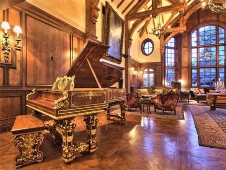 Phòng ăn hoành tráng đủ chỗ cho 14 người.