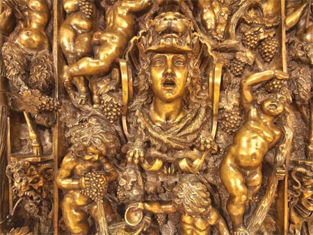 Dinh thự Tranquility có nhiều bức tượng và phù điêu mang phong cách Pháp, Italy và Mỹ.