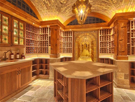 Hầm rượu đủ chỗ chứa 3.200 chai rượu.