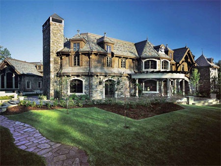 Chuồng ngựa và sân golf là những tiện nghi khác của dinh thự.