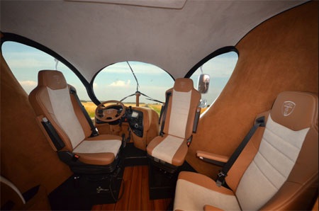 Đây là khoang lái của ngôi nhà di động, nằm ở tầng trên.