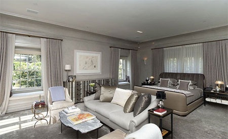 Biệt thự có 5 phòng ngủ cả thảy. Trong ảnh là phòng ngủ chính.