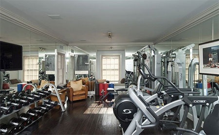 Phòng tập thể thao với đầy đủ thiết bị trong biệt thự.