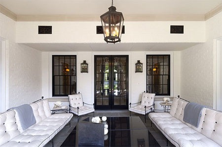 Một phòng khách nằm ở tầng dưới có hướng nhìn ra khu vườn bên ngoài.