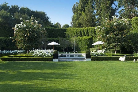 Hoa trồng trong vườn chủ yếu màu trắng, hợp tông màu với căn nhà.