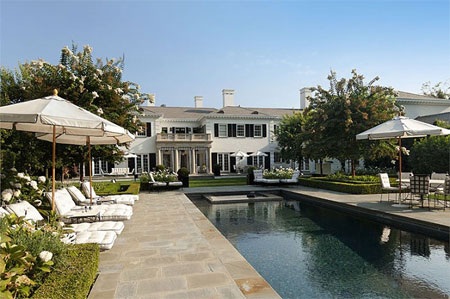 Bể bơi nằm ở sân sau.