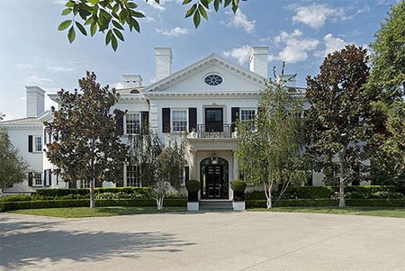 Căn biệt thự trắng xây năm 2006, nằm trên diện tích đất xấp xỉ nửa hectare.