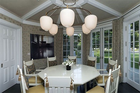 Ngay cạnh phòng bếp là nơi dành để dùng bữa sáng, với cửa mở ra sân sau.