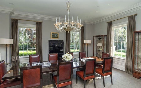 Phòng ăn đủ chỗ cho 10 người, có đèn trần sang trọng.