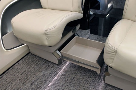 Không có ngăn chứa đồ ở phía trên, nhưng mỗi chỗ ngồi có một ngăn kéo lớn ở phía dưới.