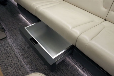 Dưới ghế sofa cũng có ngăn kéo.