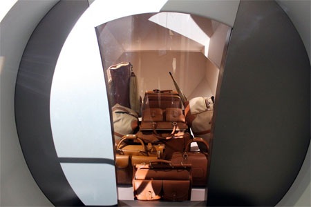 Hành lý lớn hơn có thể để trong ngăn chứa đồ ở phần đuôi của chiếc máy bay.