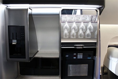 Ly, cốc được sử dụng trên Learjet 85 không phải là đồ nhựa.