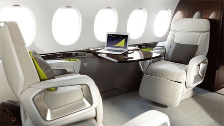 Mỗi ghế ngồi đều có ngăn chứa đồ tiện dụng để khách đựng điện thoại và các vật dụng khác.