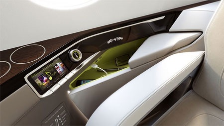 Mỗi ghế ngồi đều có ngăn chứa đồ tiện dụng để khách đựng điện thoại và các vật dụng khác.