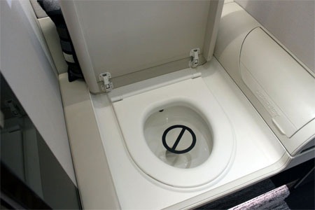 … mà là toilet trên Learjet 85.