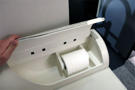 Giấy toilet được cất gọn gàng.