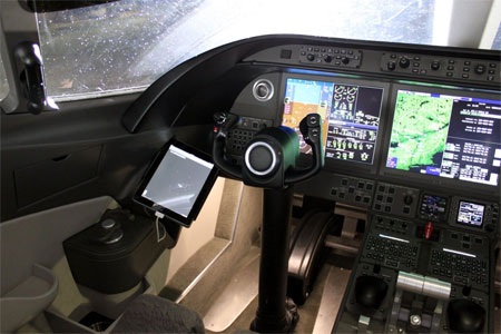 Màn hình trong khoang lái rộng rãi và đơn giản, giúp phi công làm việc dễ dàng hơn.