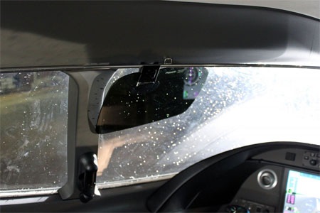 Mỗi phi công còn có một màn hình hiển thị các thông tin quan trọng ở phía trên.