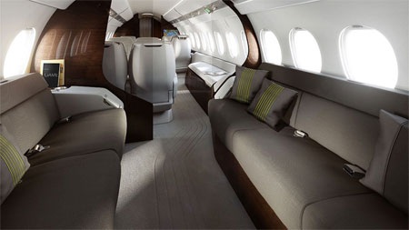 Lối đi giữa hai hàng ghế rất rộng rãi.