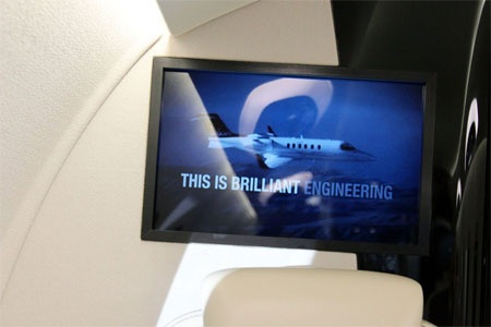 Trong cabin có một số màn hình TV.