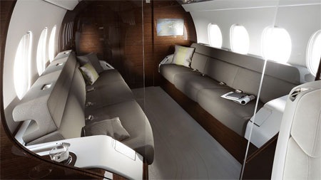 Lối đi giữa hai hàng ghế rất rộng rãi.