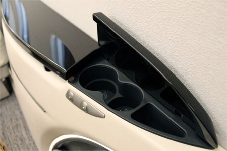 Trong cabin có một số màn hình TV.