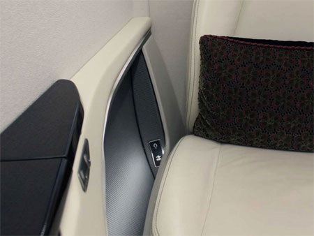 Khe cắm USB cũng được trang bị cho từng vị trí ngồi.