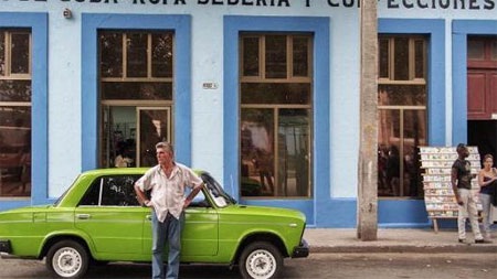 Một chiếc xe hơi cũ kỹ trên đường phố Cuba - Ảnh: