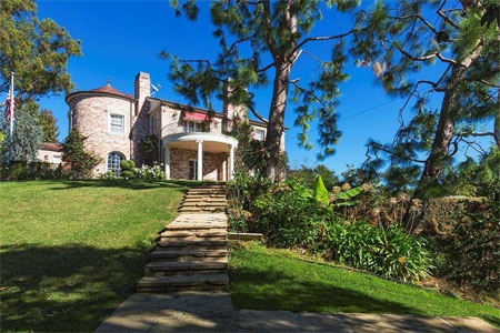 Ngắm biệt thự gần 640 tỷ đồng của tỷ phú lập dị - 1 Biệt thự này nằm trên một ngọn đồi ở khu vực Bel Air của Los Angeles.