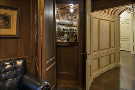 Còn đây là quầy bar bí mật trong tòa biệt thự, nằm phía sau một cánh cửa trong phòng thư viện.