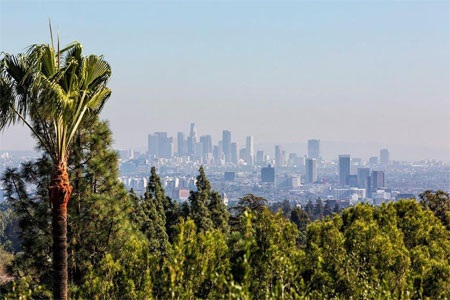 Ngắm biệt thự gần 640 tỷ đồng của tỷ phú lập dị - 10 Từ biệt thự này có thể nhìn ra toàn cảnh thành phố Los Angeles.