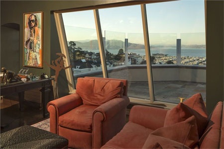 Biệt thự có hai sân hiên trên tầng cao nhìn ra phía vịnh San Francisco…