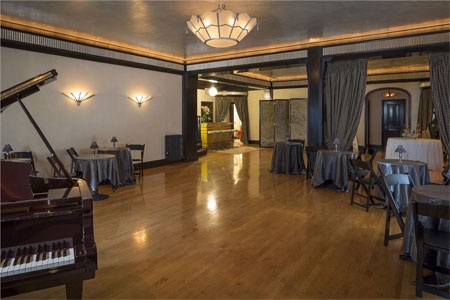 Còn đây là phòng khiêu vũ rộng gần 112 m2 được bổ sung vào năm 1929.