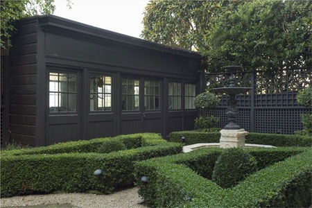 Khu vườn cắt tỉa đẹp mắt ở sân sau của biệt thự.