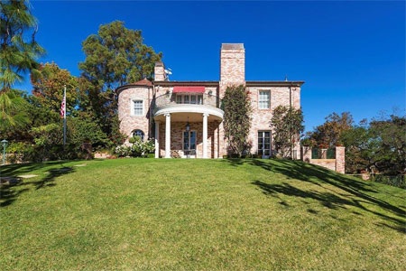 Ngắm biệt thự gần 640 tỷ đồng của tỷ phú lập dị - 2 Biệt thự này nằm trên một ngọn đồi ở khu vực Bel Air của Los Angeles.