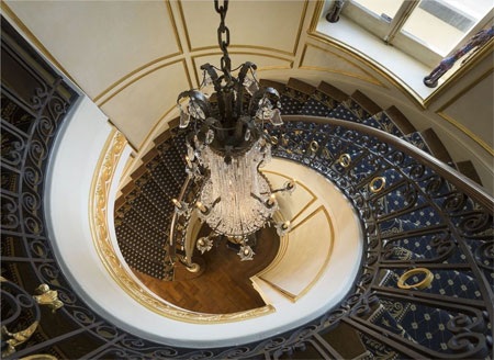 5 tầng của tòa biệt thự được kết nối bằng thang máy và một cầu thang bộ dạng xoắn ốc lớn.