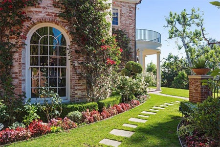 Ngắm biệt thự gần 640 tỷ đồng của tỷ phú lập dị - 3 Vì vẻ đẹp hiếm có, tòa biệt thự đã được chụp ảnh đăng tạp chí Elle Décor vào năm 2000.