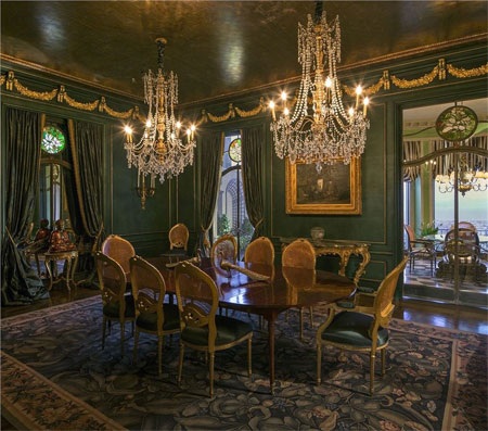 5 tầng của tòa biệt thự được kết nối bằng thang máy và một cầu thang bộ dạng xoắn ốc lớn.