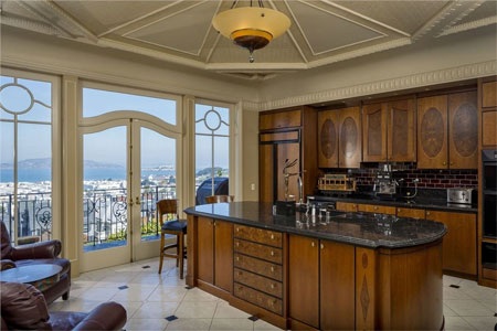 Tuy nhiên, ở một số phòng, như phòng bếp này, nội thất đã được nâng cấp theo tiêu chuẩn hiện đại.