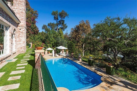 Ngắm biệt thự gần 640 tỷ đồng của tỷ phú lập dị - 5 Bể bơi nằm ở sân sau của tòa biệt thự.